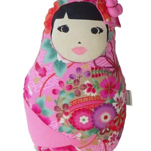 Muñeca decorativa con rasgos y vestido de japonesa tradicional